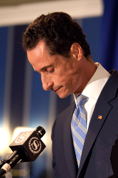 Weiner Resigns After Penis Scandal