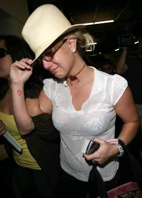 britney-crying-9-26-07.jpg