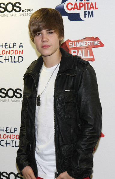 Justin Bieber Personally Pays justin bieber girlfriend jasmine villegas kissing. Justin Bieber Personally Pays