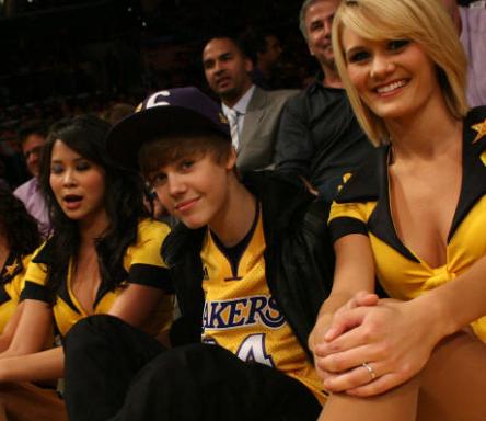justin bieber lakers jersey. Justin Bieber and the Laker