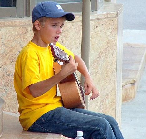 justin bieber young pics. Justin Bieber