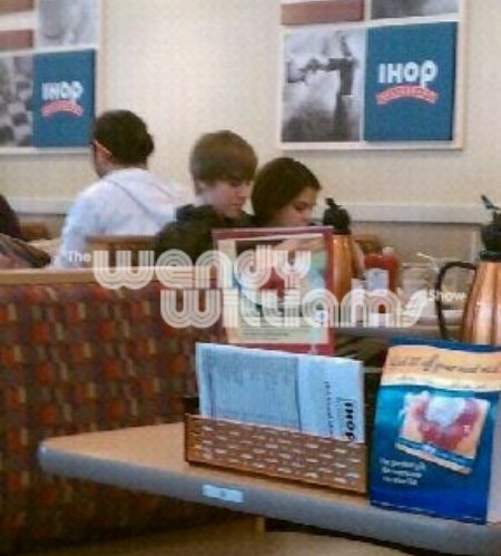 justin bieber and selena gomez beach. Justin Bieber and Selena Gomez at an IHOP restaurant