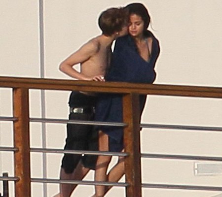 justin bieber selena gomez. Justin Bieber and girlfriend