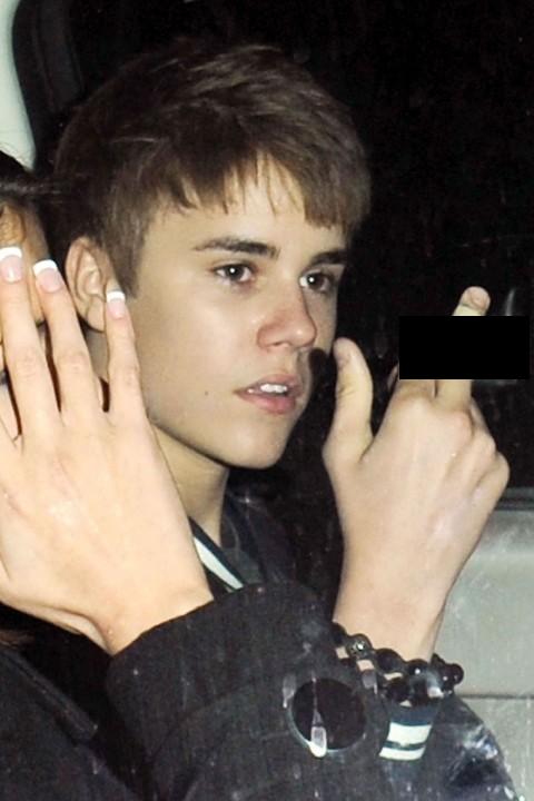 selena gomez punched in the face by bieber fan. Justin Bieber to Selena Gomez: