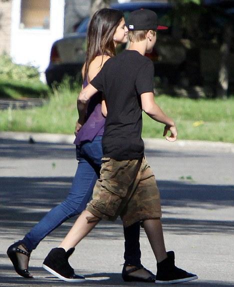 justin bieber selena gomez hawaii trip. Justin Bieber took Selena