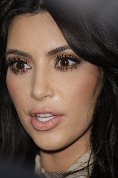 Money Worshiping Kim Kardashian Refuses To Give Back 2000000 Wedding Ring 
