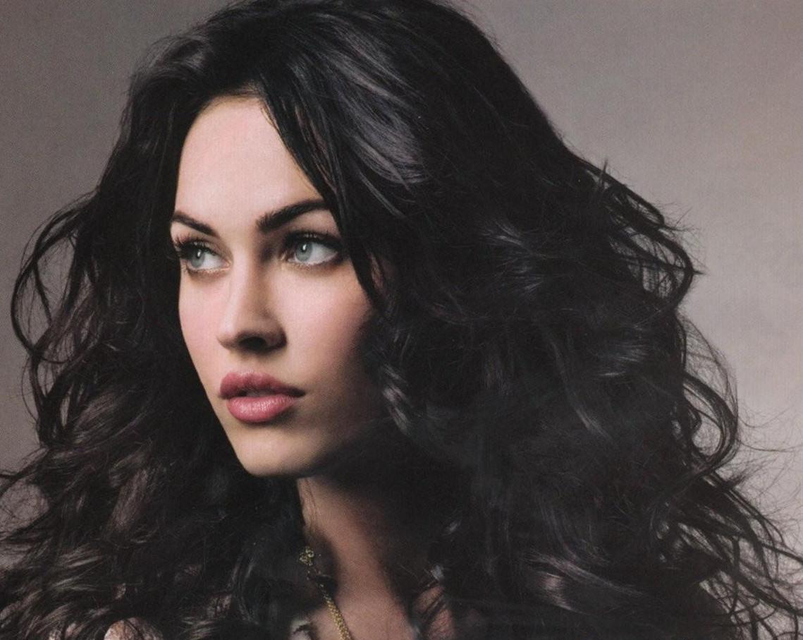 Blue eyes and dark hair: the most attractive combination - wide 10