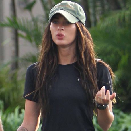 megan fox without makeup ugly. Fox flashing ring